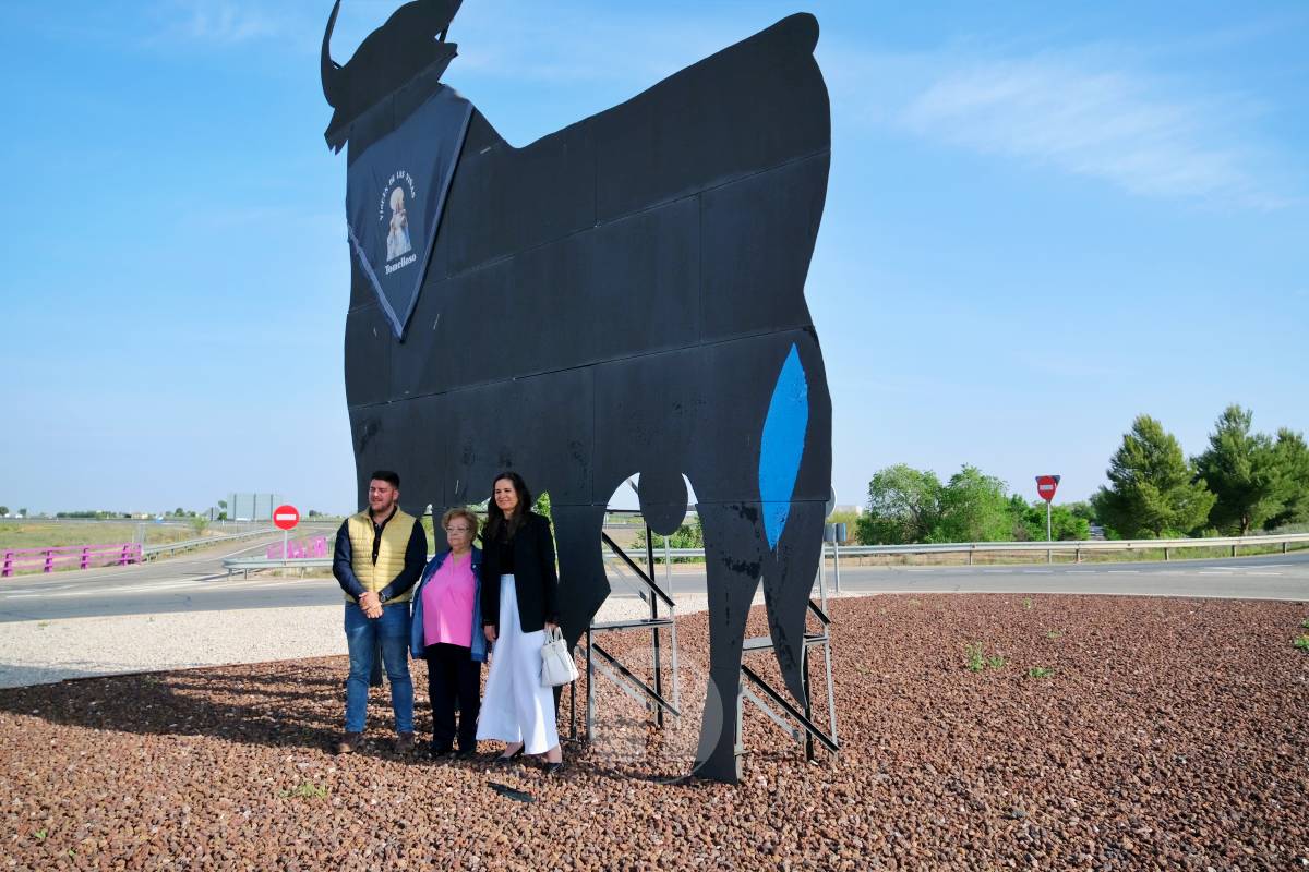 El Obrero y el toro de Osborne ya lucen el pañuelo: arranca la Romería de Tomelloso 2026