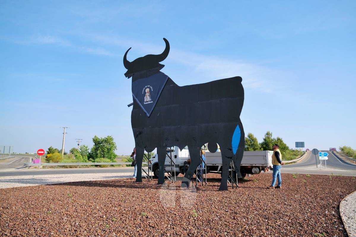 El Obrero y el toro de Osborne ya lucen el pañuelo: arranca la Romería de Tomelloso 2026