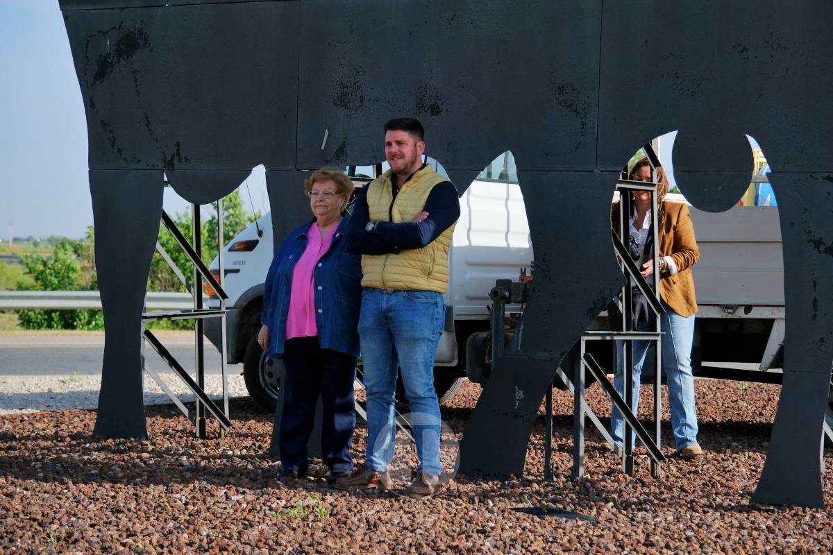 El Obrero y el toro de Osborne ya lucen el pañuelo: arranca la Romería de Tomelloso 2026