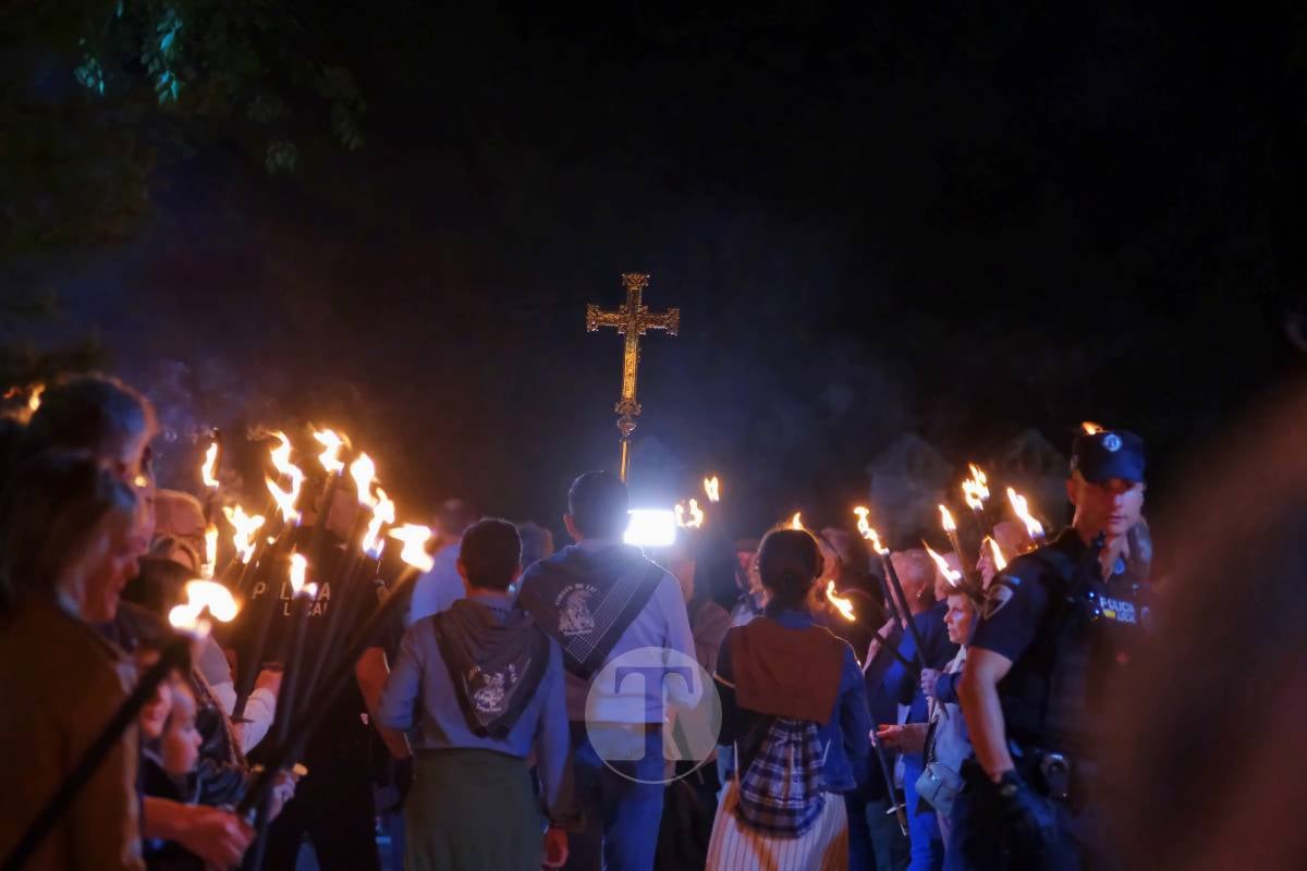 Miles de antorchas iluminan Pinilla en la noche más emocionante de la Romería de Tomelloso