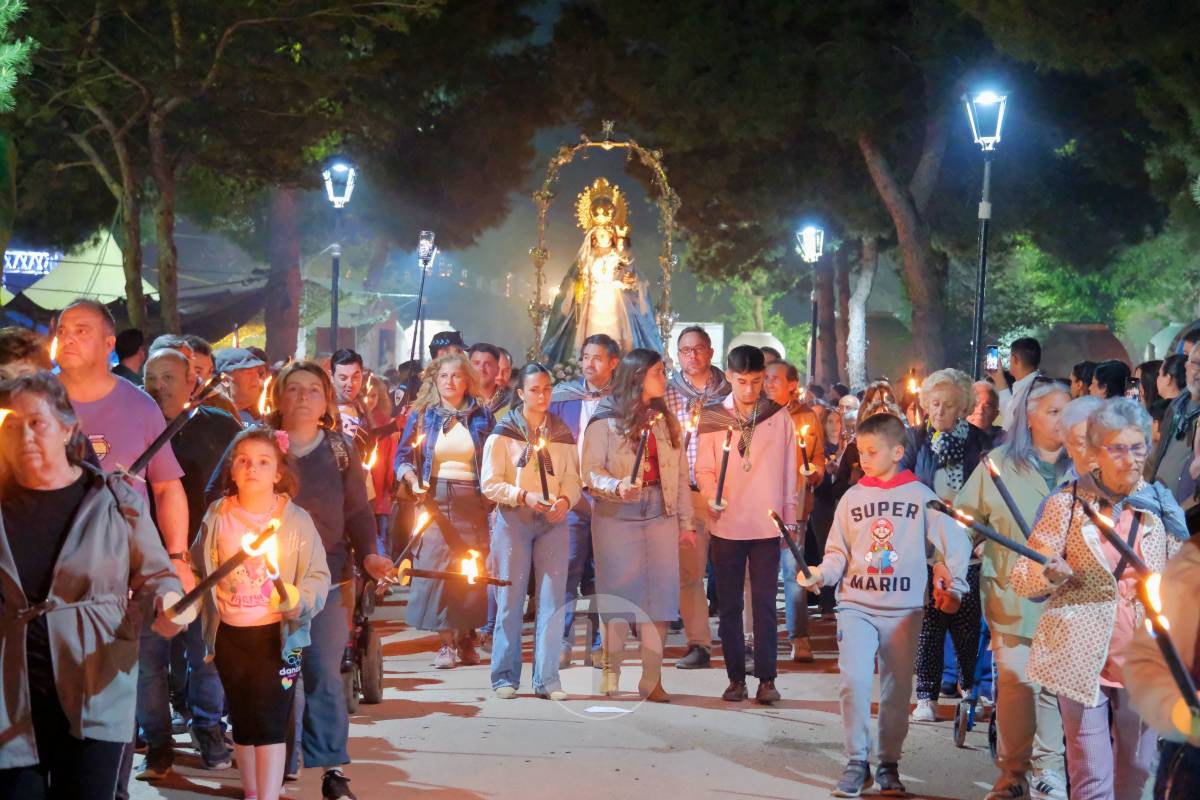 Miles de antorchas iluminan Pinilla en la noche más emocionante de la Romería de Tomelloso