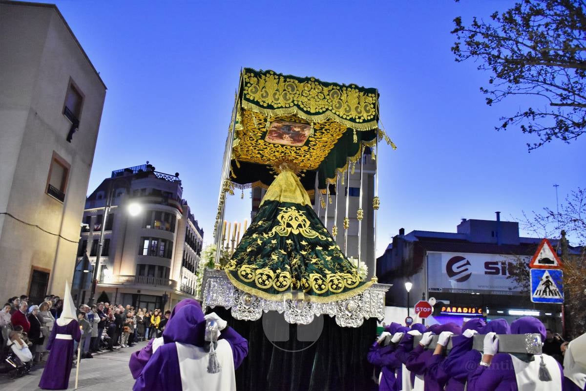 Tomelloso acompaña la procesión de la Oración y Juicio de Cristo en una noche de respeto