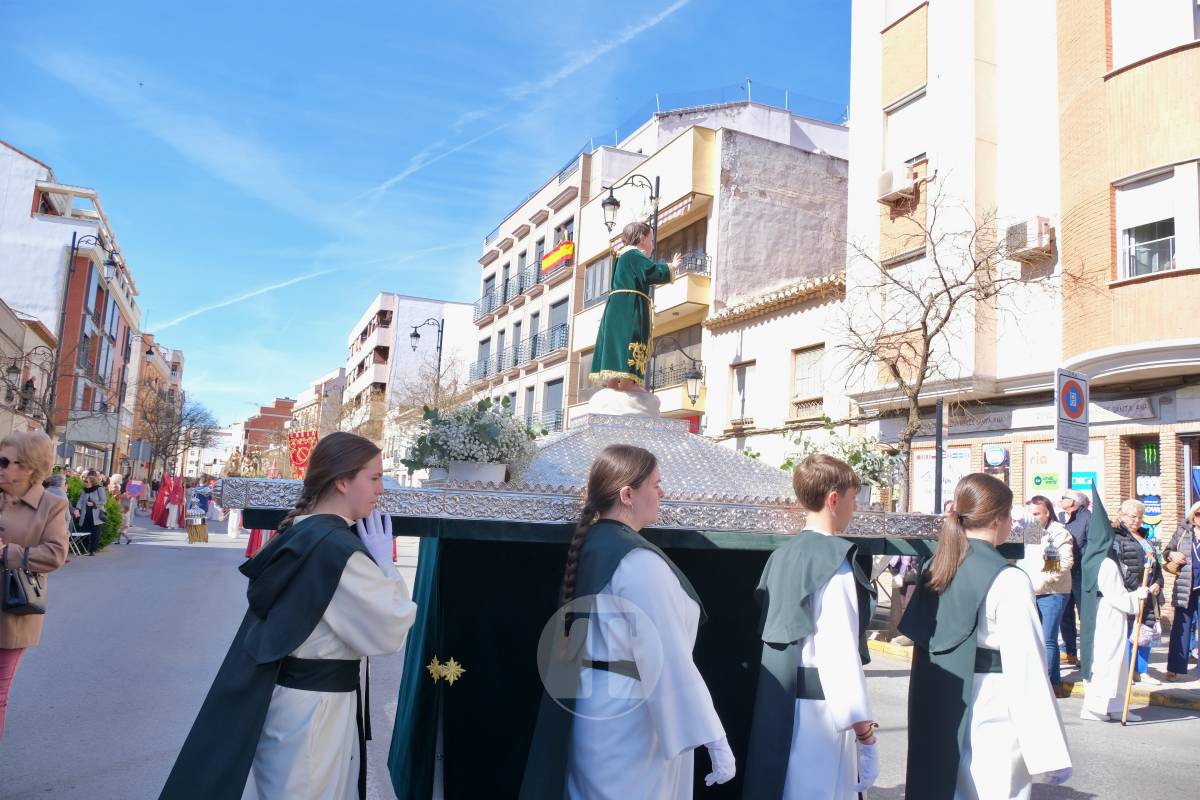 El sol acompaña el Camino del Calvario en una mañana multitudinaria de Viernes Santo