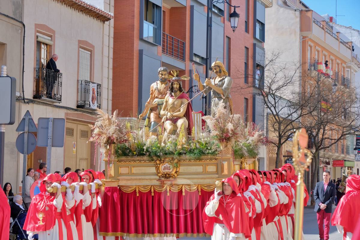 El sol acompaña el Camino del Calvario en una mañana multitudinaria de Viernes Santo