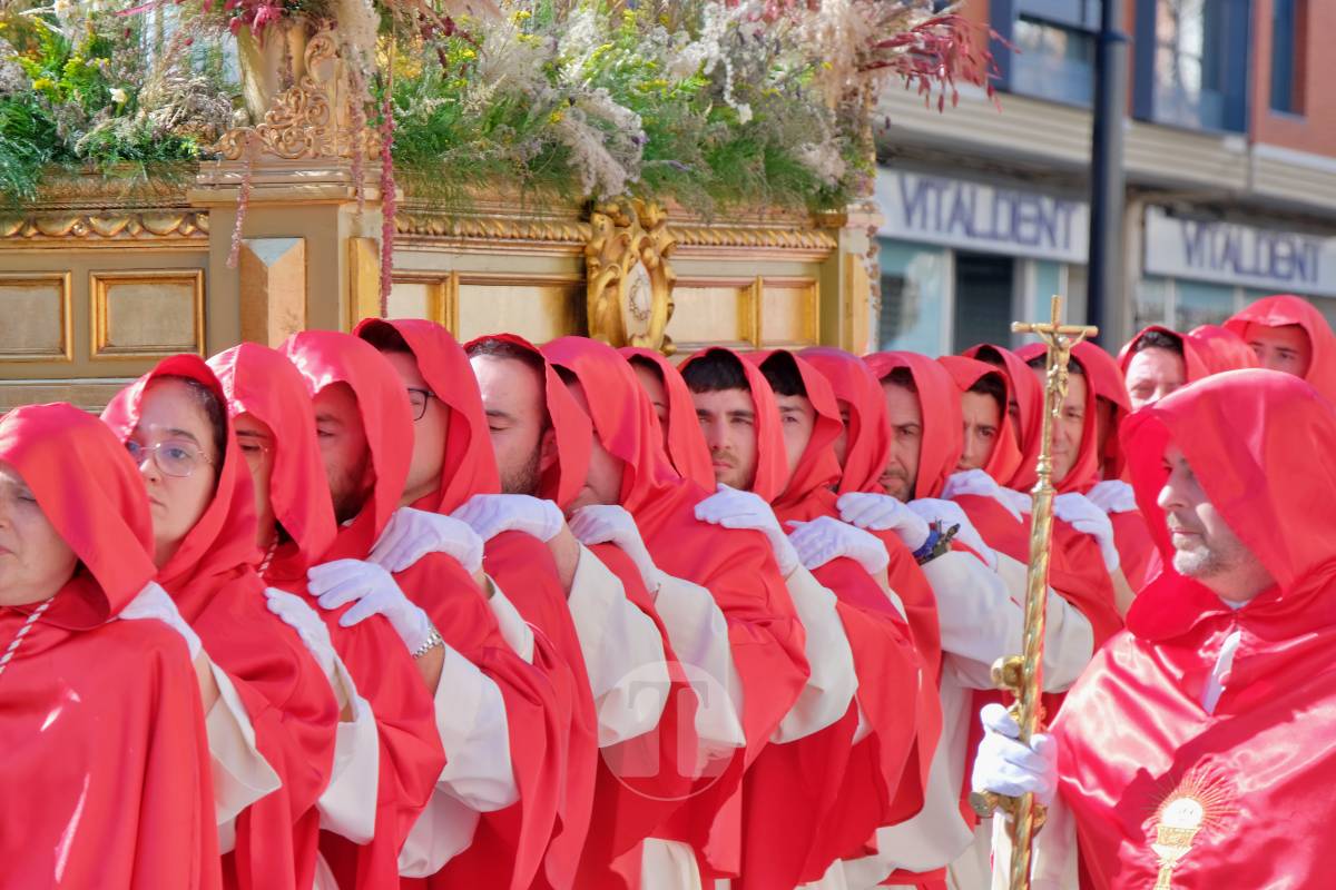 El sol acompaña el Camino del Calvario en una mañana multitudinaria de Viernes Santo