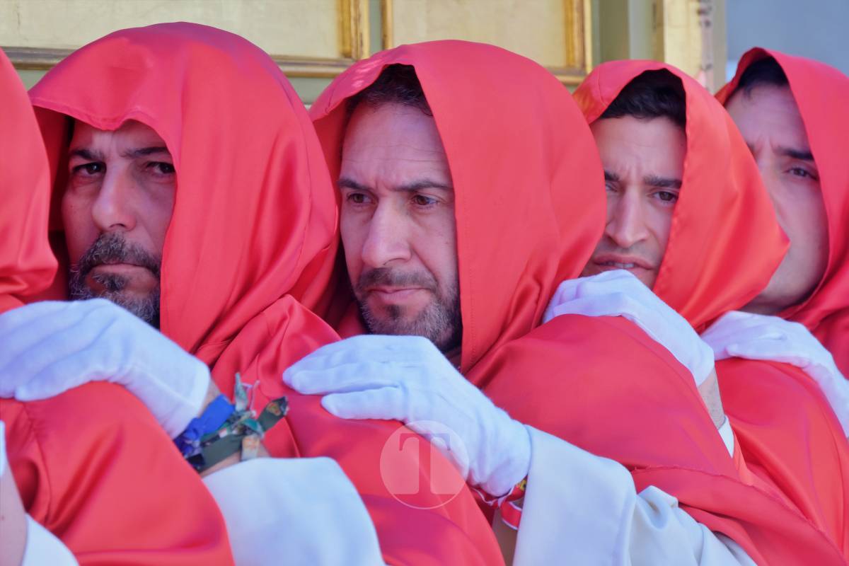 El sol acompaña el Camino del Calvario en una mañana multitudinaria de Viernes Santo