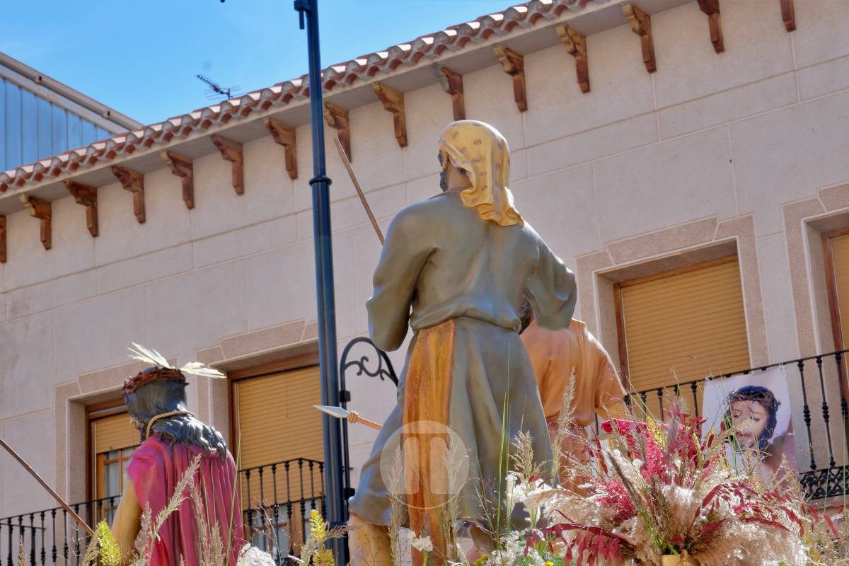 El sol acompaña el Camino del Calvario en una mañana multitudinaria de Viernes Santo