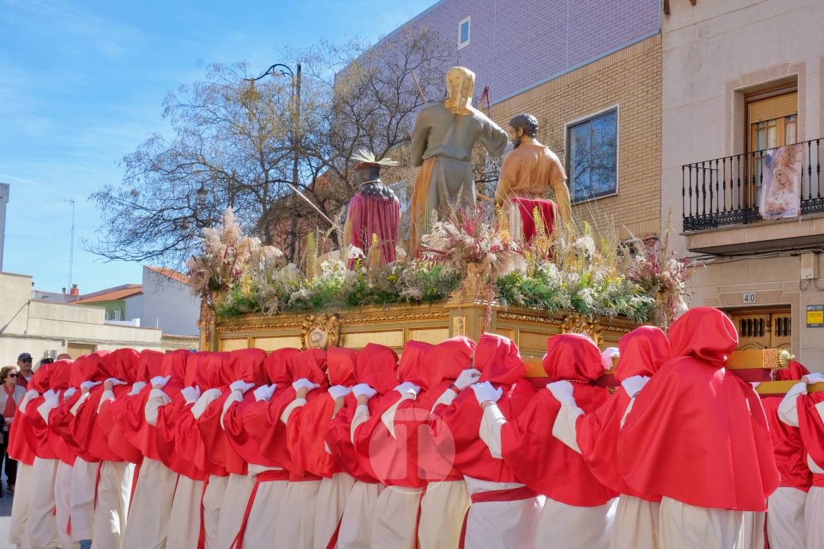 El sol acompaña el Camino del Calvario en una mañana multitudinaria de Viernes Santo