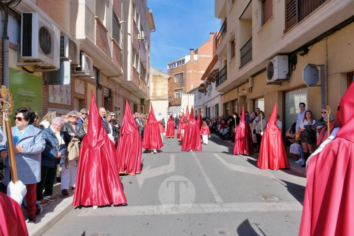 El sol acompaña el Camino del Calvario en una mañana multitudinaria de Viernes Santo