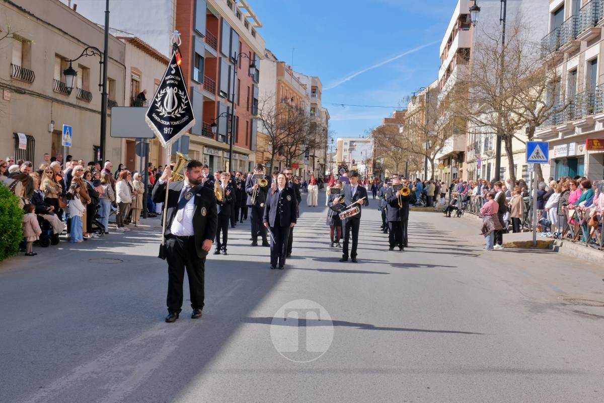 El sol acompaña el Camino del Calvario en una mañana multitudinaria de Viernes Santo