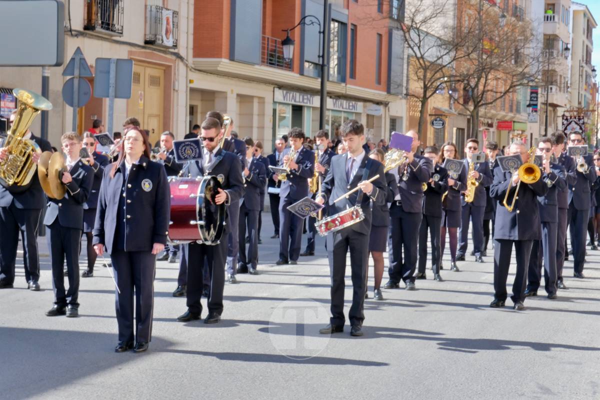 El sol acompaña el Camino del Calvario en una mañana multitudinaria de Viernes Santo
