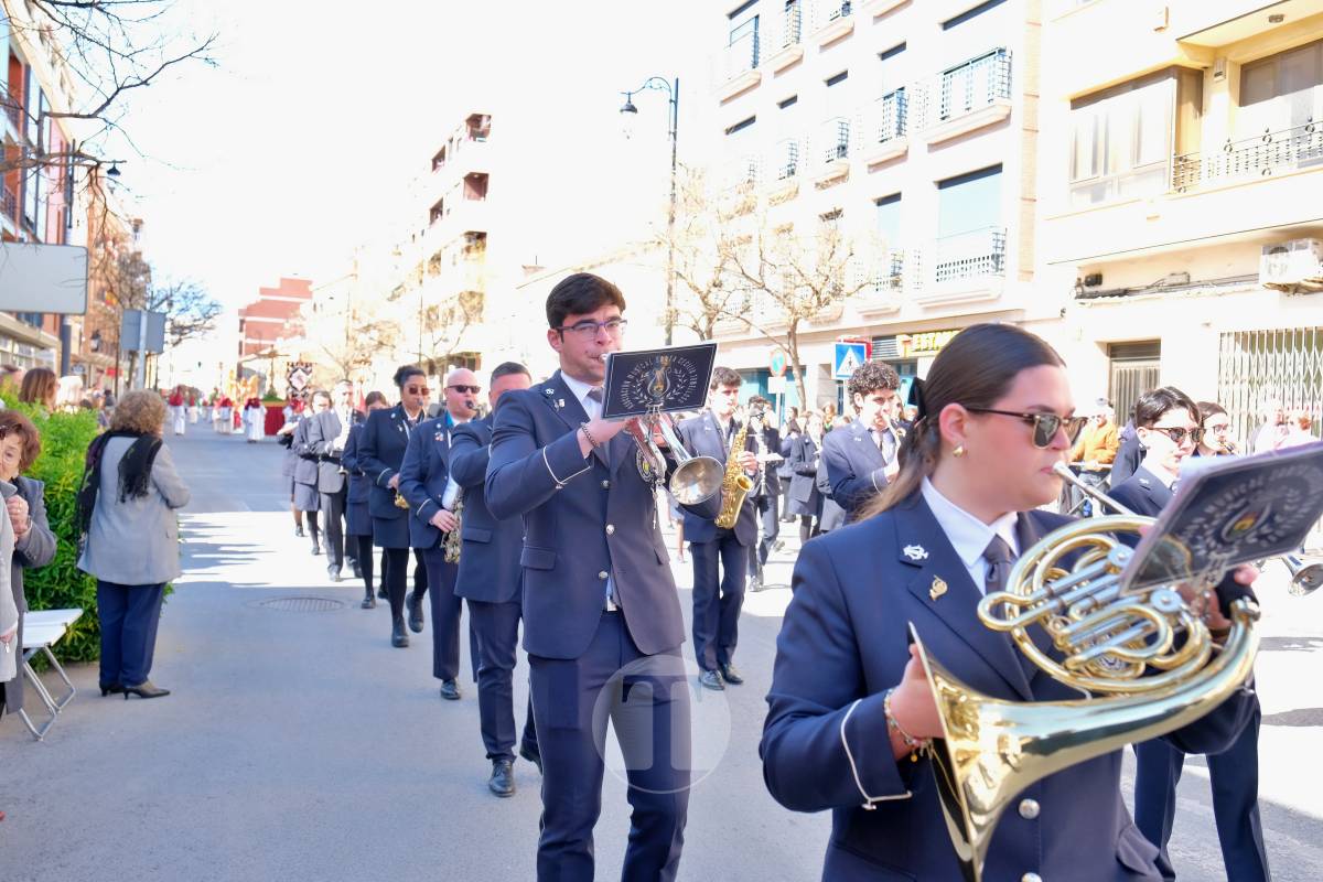 El sol acompaña el Camino del Calvario en una mañana multitudinaria de Viernes Santo