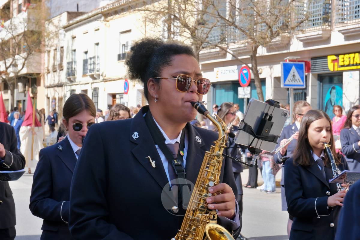 El sol acompaña el Camino del Calvario en una mañana multitudinaria de Viernes Santo
