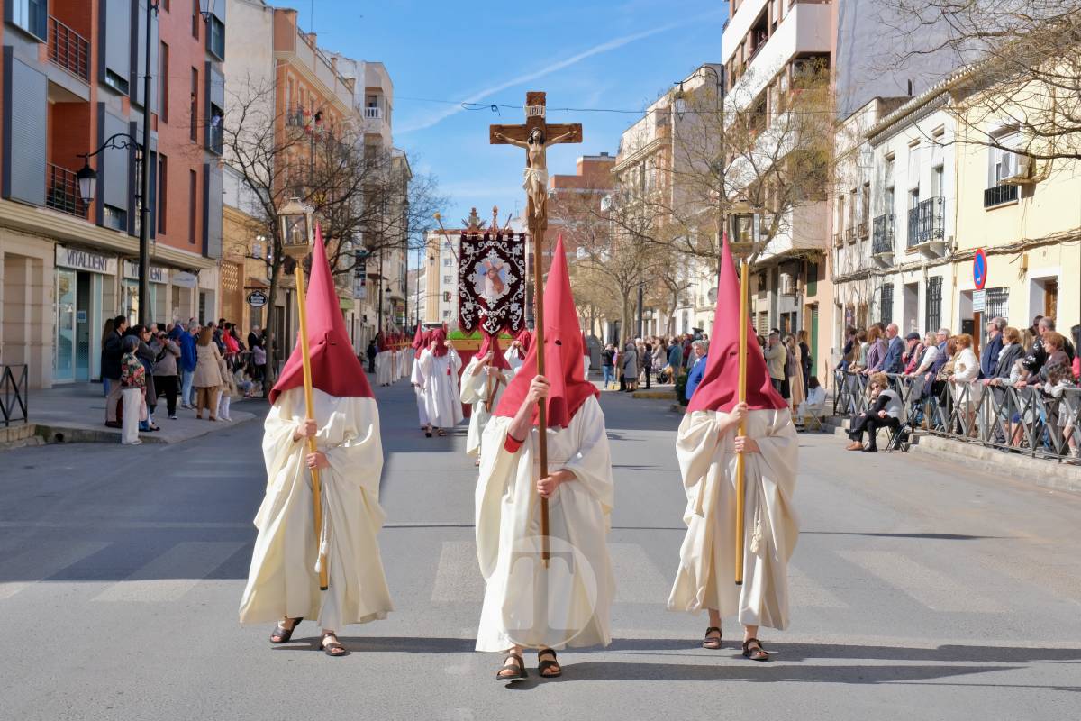 El sol acompaña el Camino del Calvario en una mañana multitudinaria de Viernes Santo