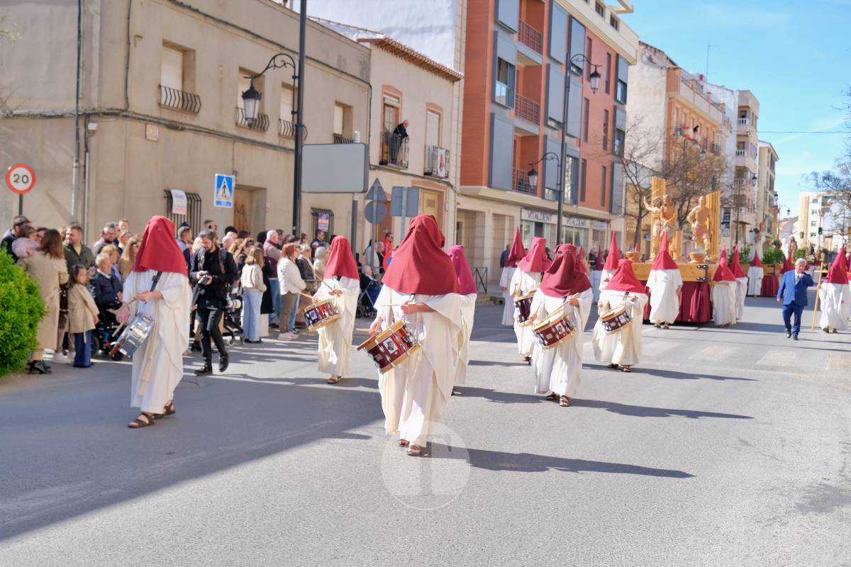 El sol acompaña el Camino del Calvario en una mañana multitudinaria de Viernes Santo