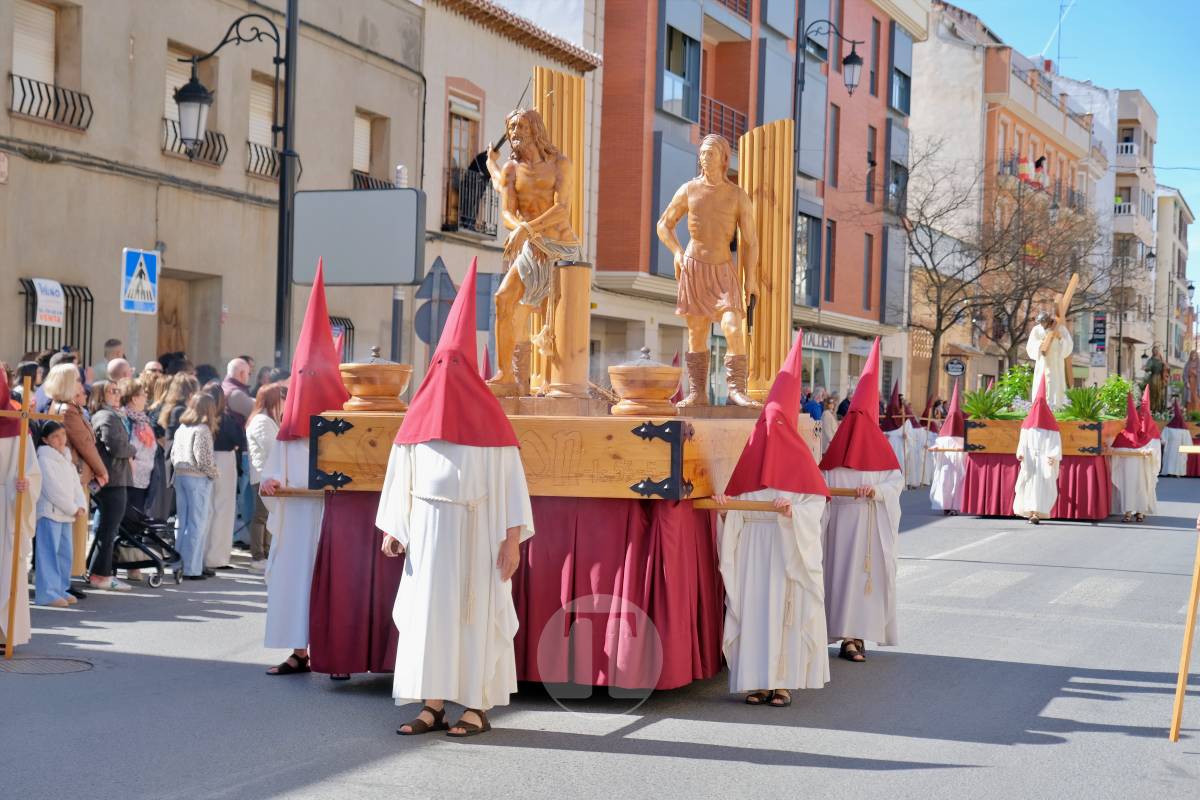 El sol acompaña el Camino del Calvario en una mañana multitudinaria de Viernes Santo