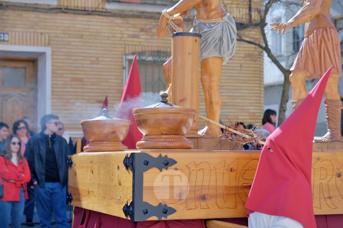El sol acompaña el Camino del Calvario en una mañana multitudinaria de Viernes Santo