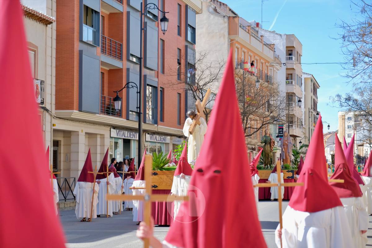 El sol acompaña el Camino del Calvario en una mañana multitudinaria de Viernes Santo