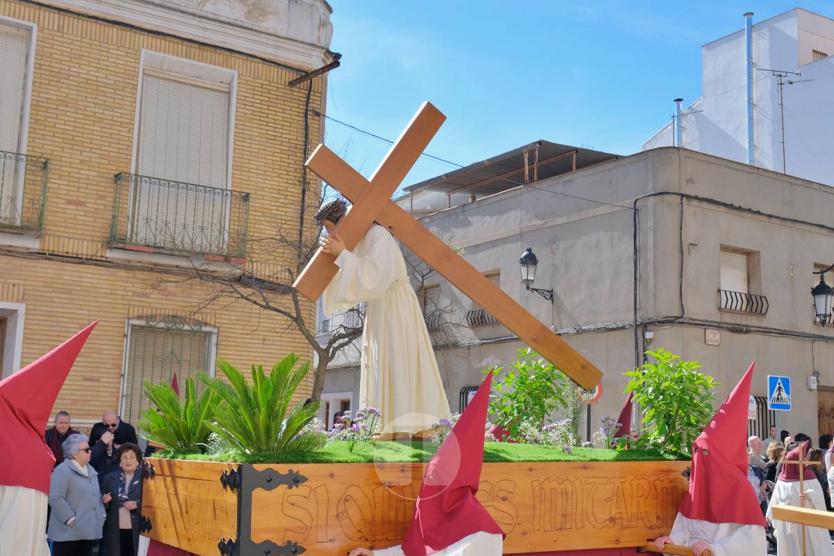 El sol acompaña el Camino del Calvario en una mañana multitudinaria de Viernes Santo