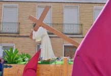 El sol acompaña el Camino del Calvario en una mañana multitudinaria de Viernes Santo