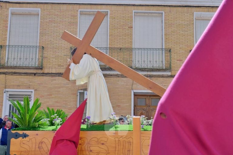 El sol acompaña el Camino del Calvario en una mañana multitudinaria de Viernes Santo