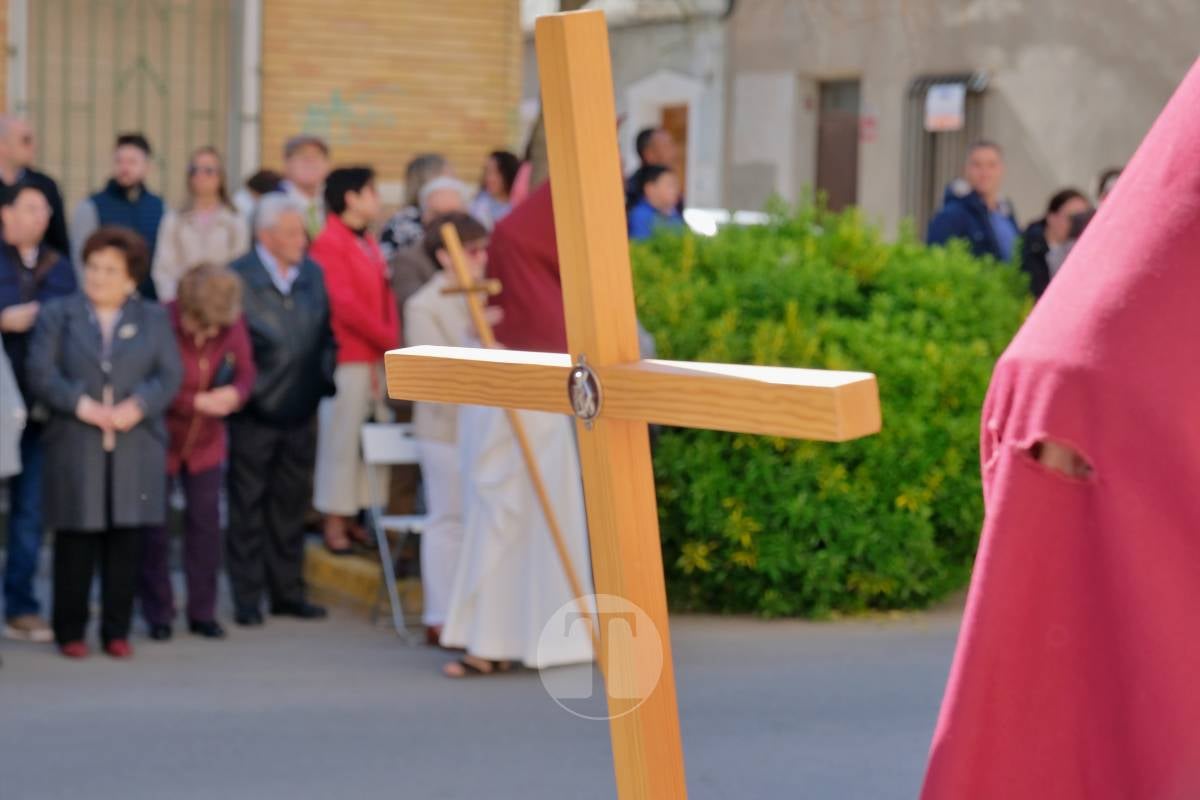 El sol acompaña el Camino del Calvario en una mañana multitudinaria de Viernes Santo