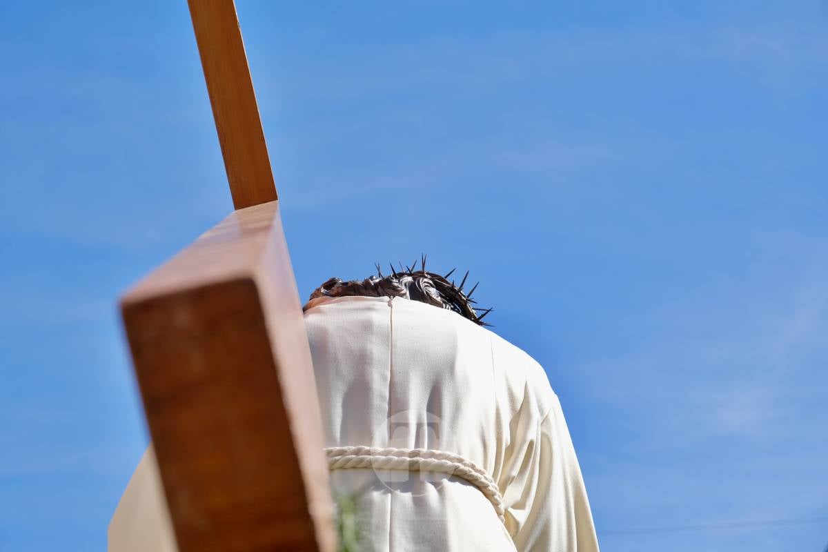 El sol acompaña el Camino del Calvario en una mañana multitudinaria de Viernes Santo