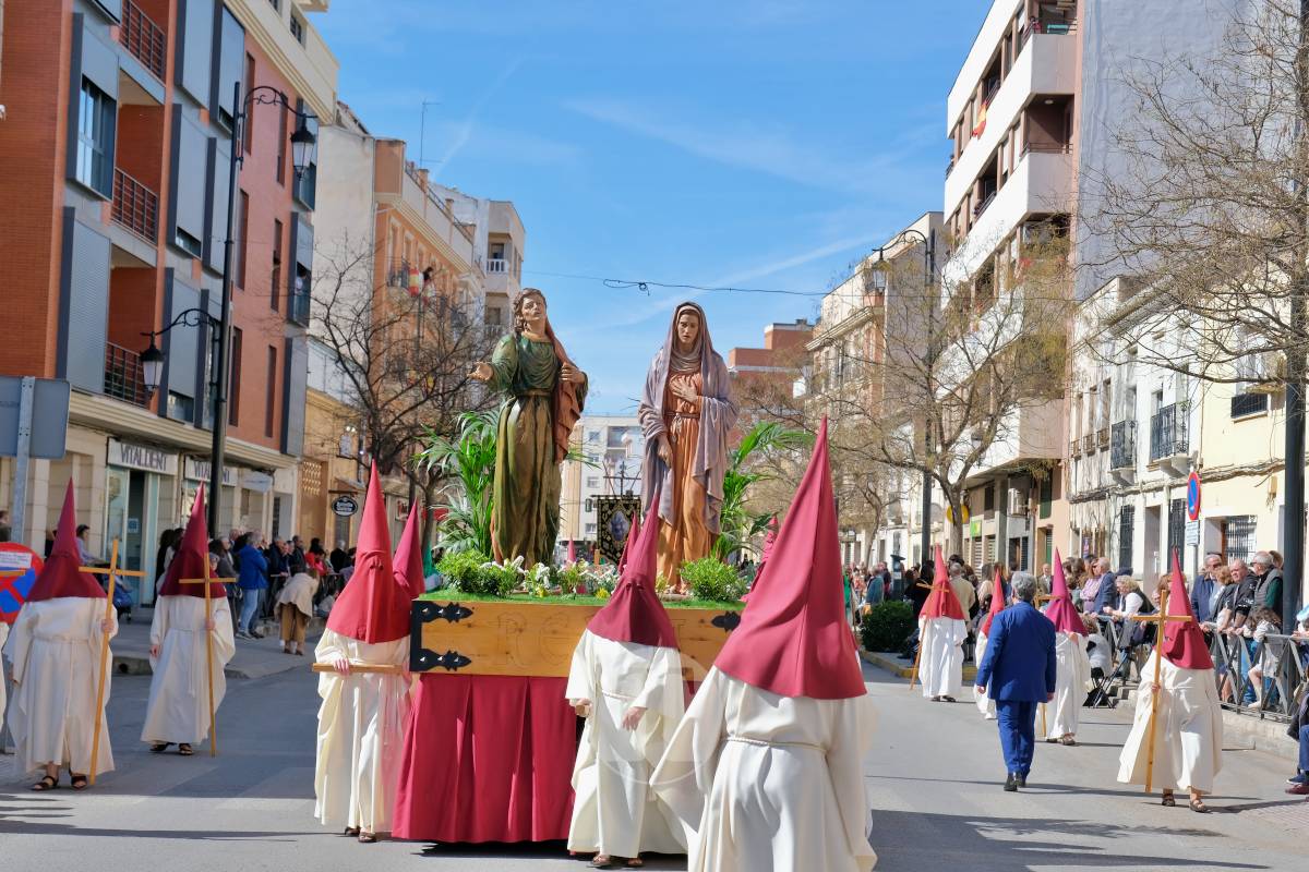 El sol acompaña el Camino del Calvario en una mañana multitudinaria de Viernes Santo