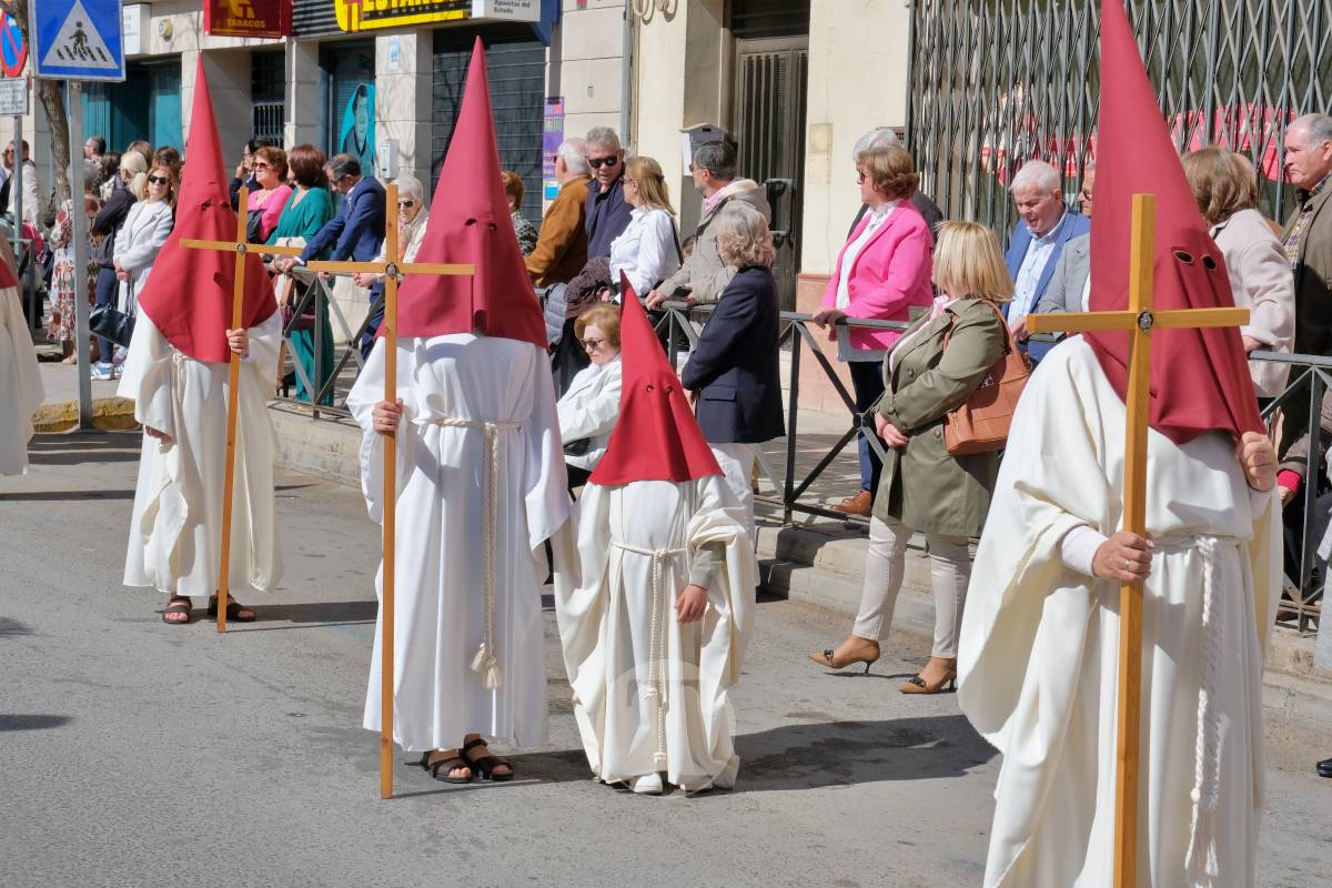 El sol acompaña el Camino del Calvario en una mañana multitudinaria de Viernes Santo