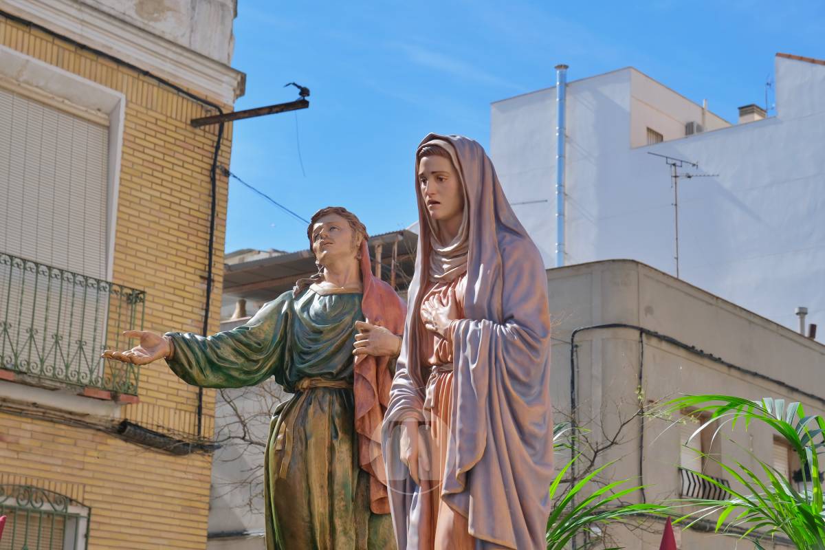 El sol acompaña el Camino del Calvario en una mañana multitudinaria de Viernes Santo