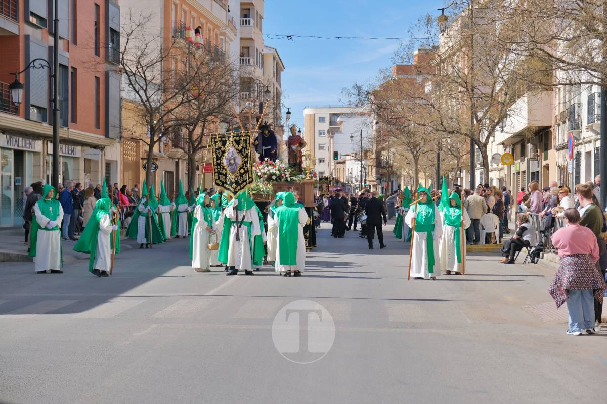 El sol acompaña el Camino del Calvario en una mañana multitudinaria de Viernes Santo