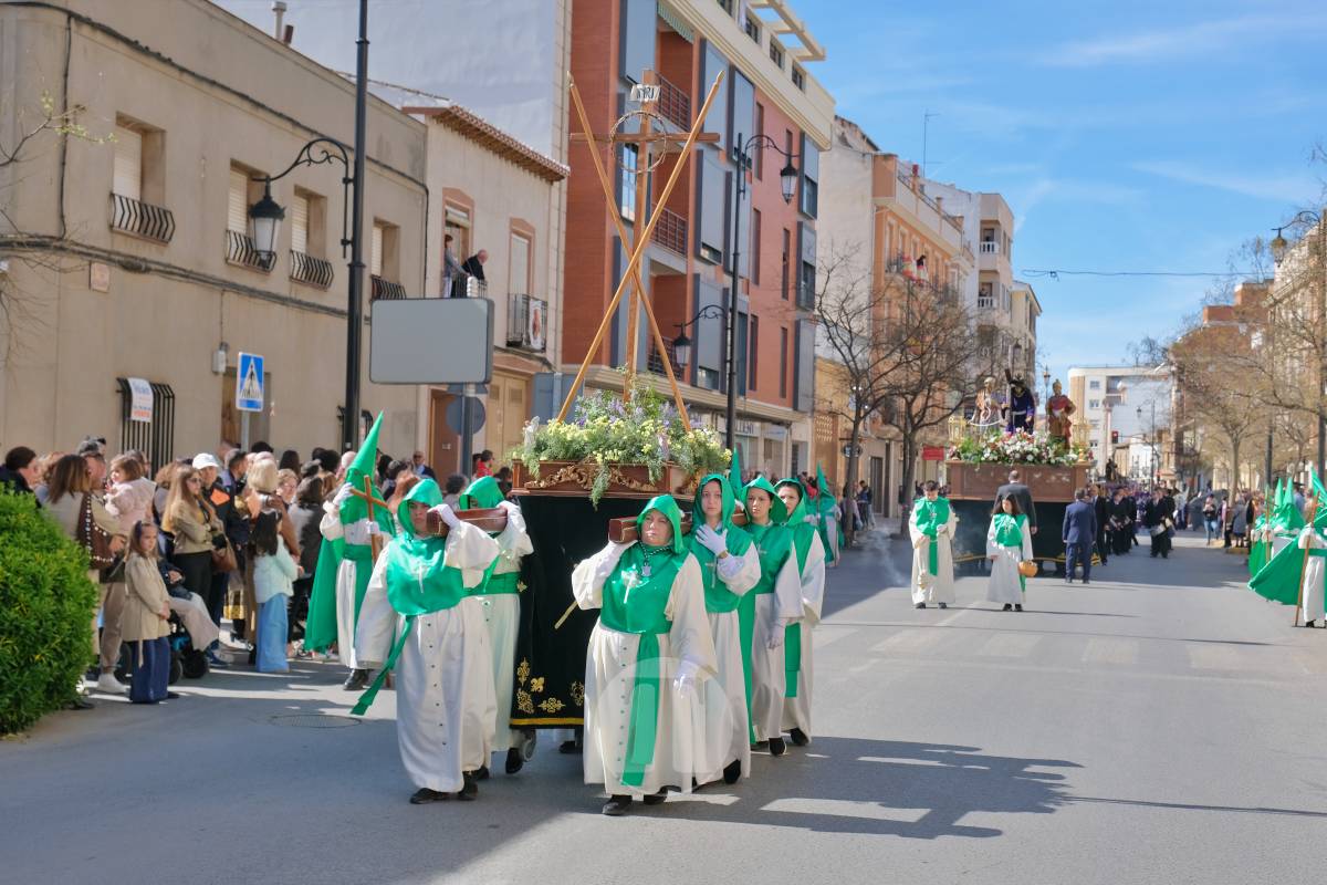 El sol acompaña el Camino del Calvario en una mañana multitudinaria de Viernes Santo