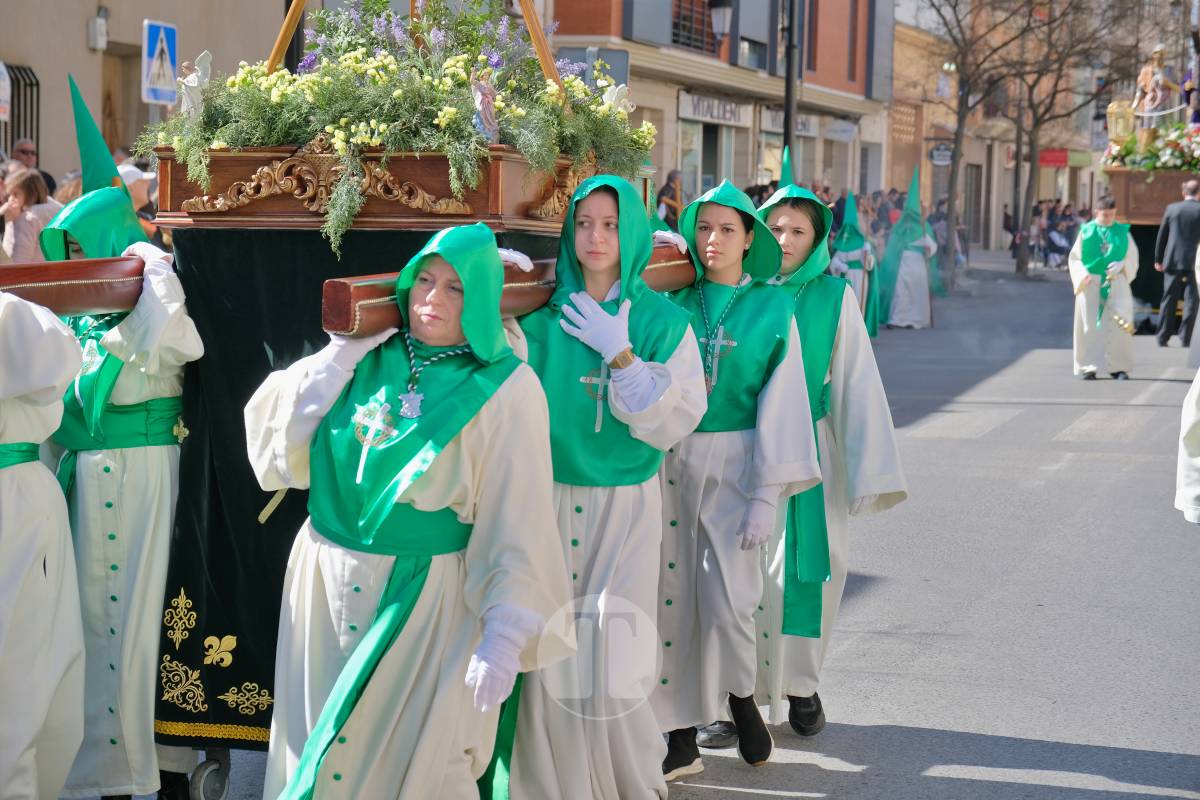 El sol acompaña el Camino del Calvario en una mañana multitudinaria de Viernes Santo