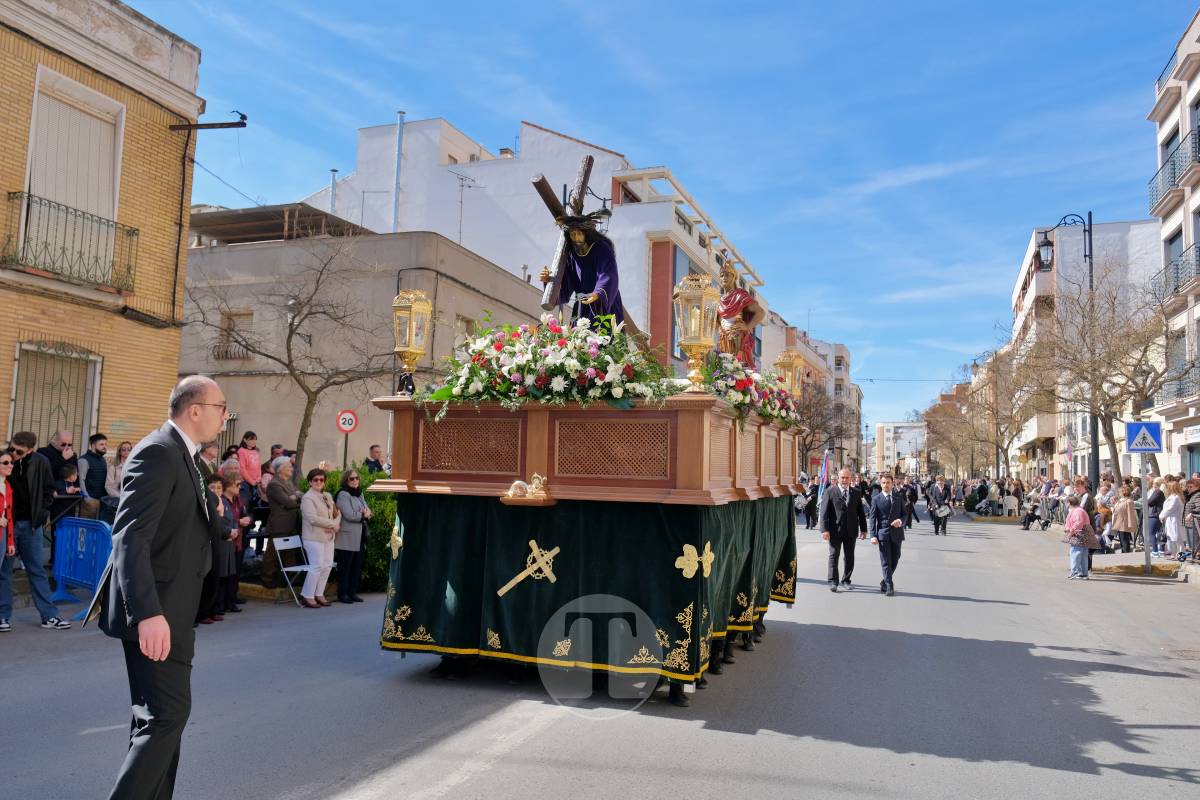 El sol acompaña el Camino del Calvario en una mañana multitudinaria de Viernes Santo