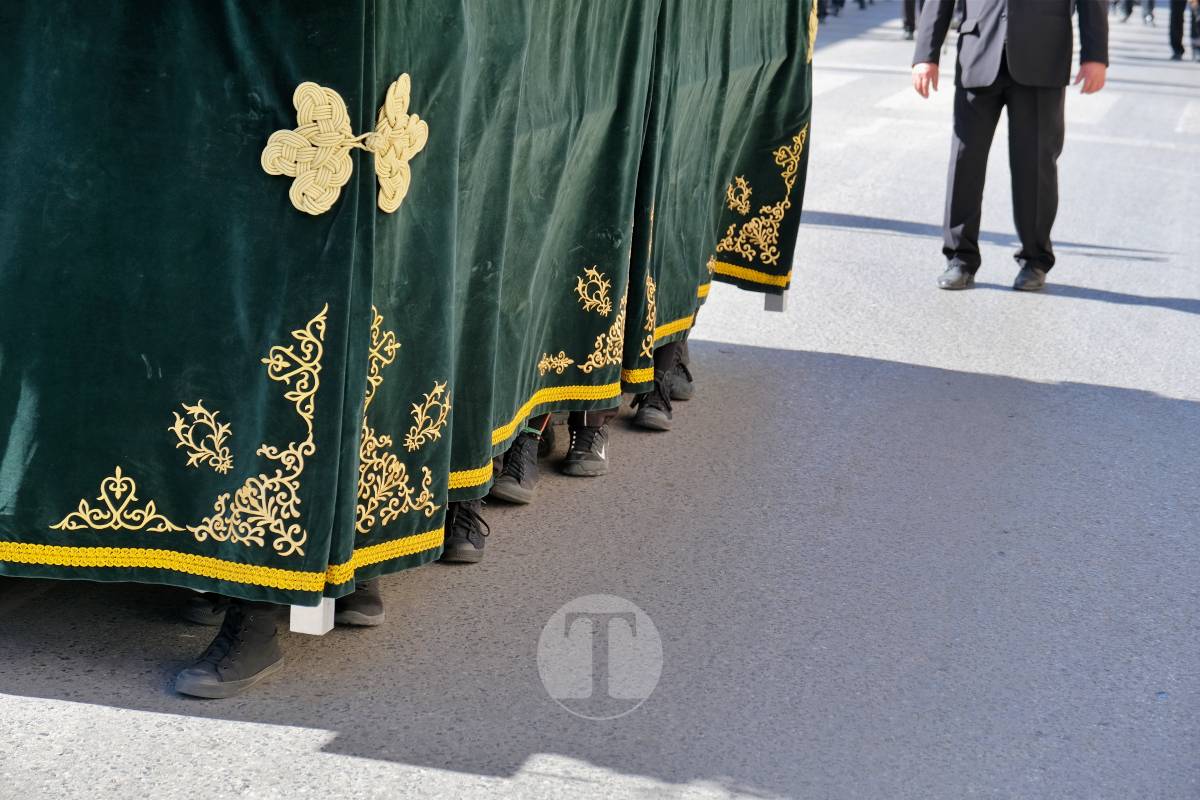El sol acompaña el Camino del Calvario en una mañana multitudinaria de Viernes Santo