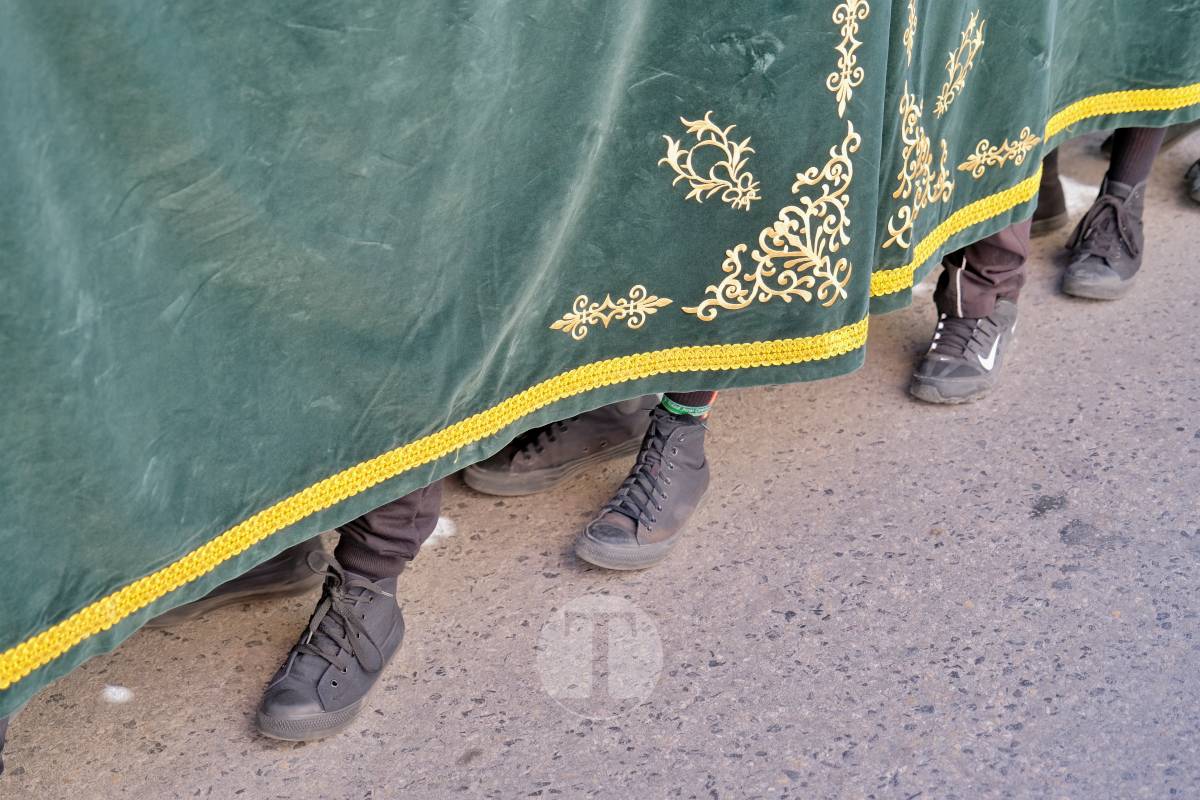El sol acompaña el Camino del Calvario en una mañana multitudinaria de Viernes Santo