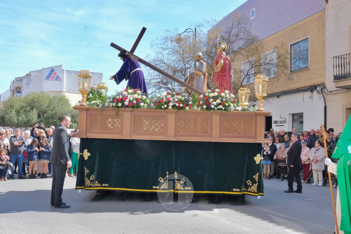 El sol acompaña el Camino del Calvario en una mañana multitudinaria de Viernes Santo