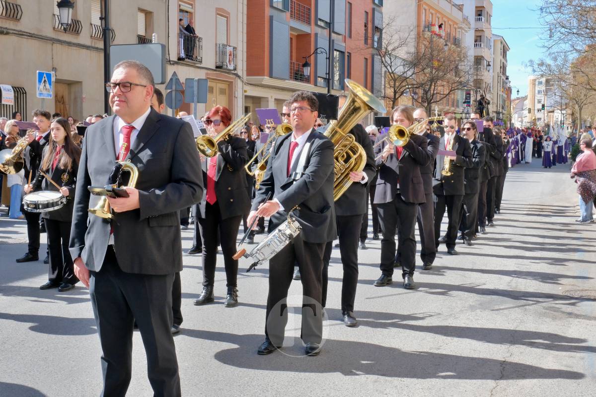 El sol acompaña el Camino del Calvario en una mañana multitudinaria de Viernes Santo