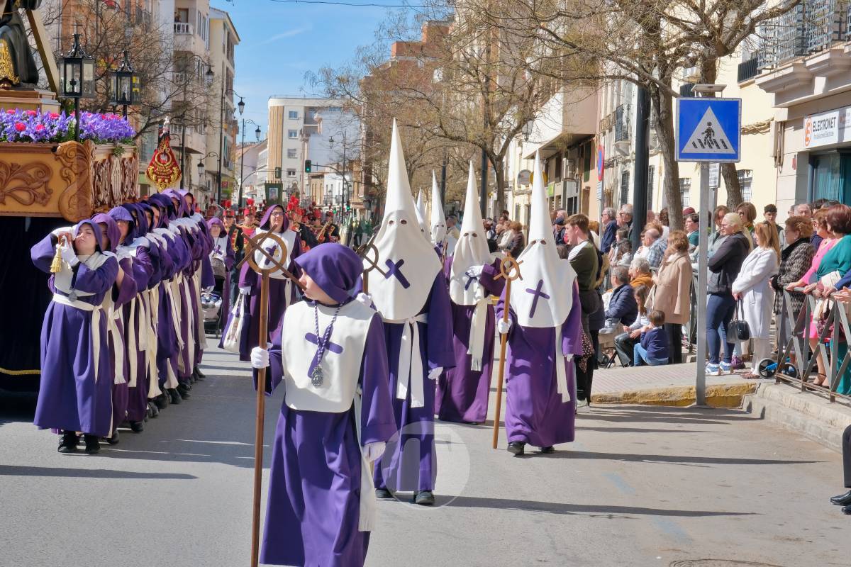 El sol acompaña el Camino del Calvario en una mañana multitudinaria de Viernes Santo