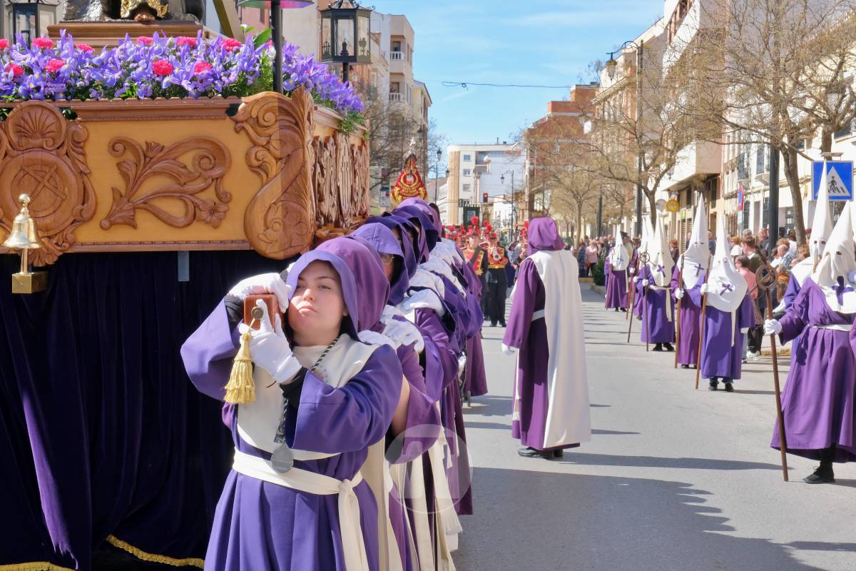 El sol acompaña el Camino del Calvario en una mañana multitudinaria de Viernes Santo
