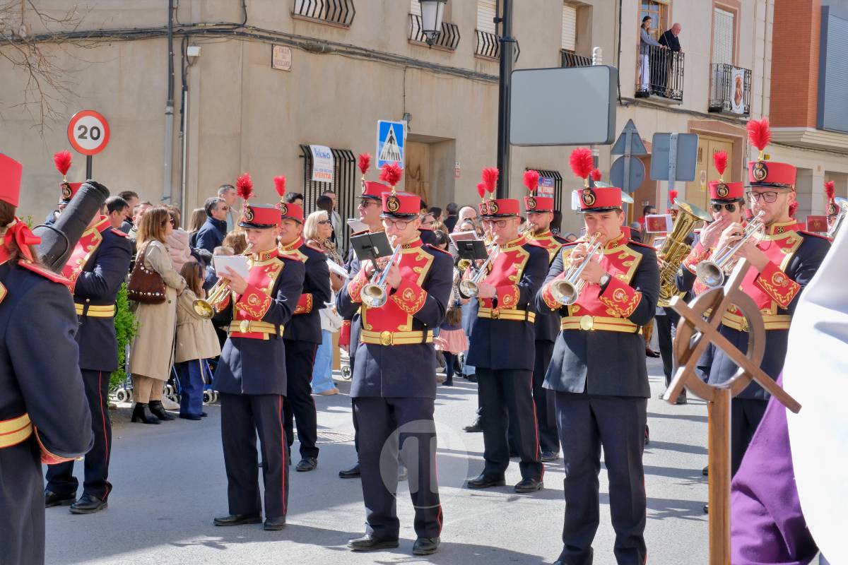 El sol acompaña el Camino del Calvario en una mañana multitudinaria de Viernes Santo