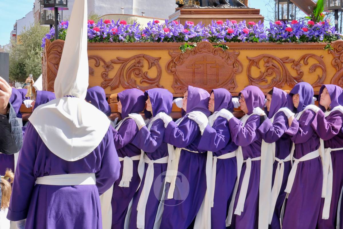 El sol acompaña el Camino del Calvario en una mañana multitudinaria de Viernes Santo