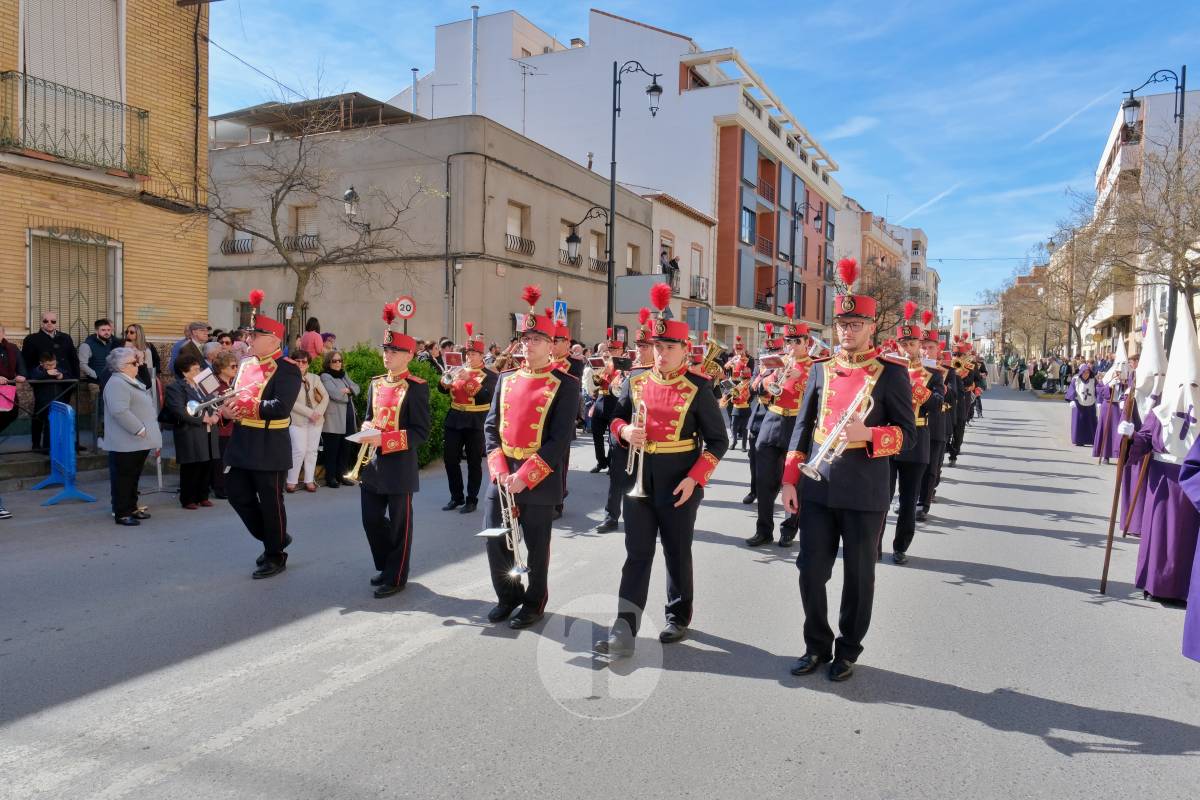 El sol acompaña el Camino del Calvario en una mañana multitudinaria de Viernes Santo
