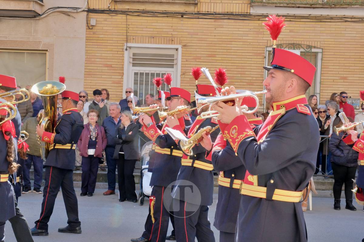 El sol acompaña el Camino del Calvario en una mañana multitudinaria de Viernes Santo