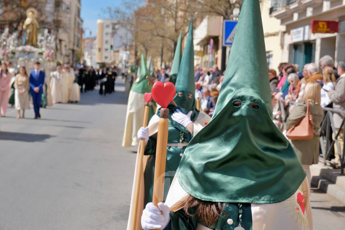 El sol acompaña el Camino del Calvario en una mañana multitudinaria de Viernes Santo