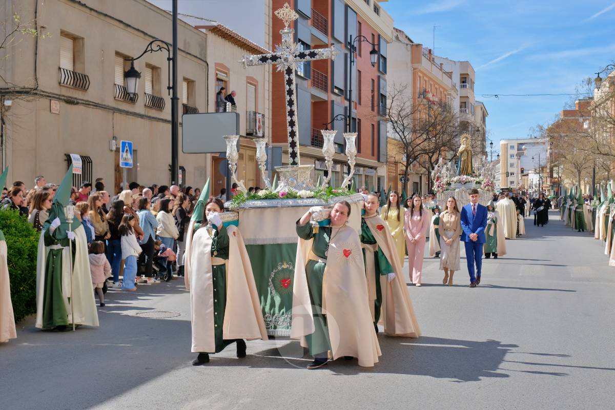 El sol acompaña el Camino del Calvario en una mañana multitudinaria de Viernes Santo