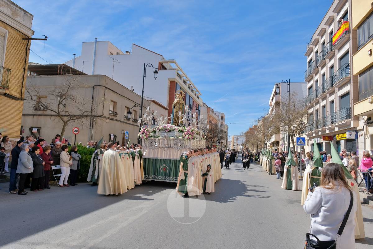 El sol acompaña el Camino del Calvario en una mañana multitudinaria de Viernes Santo