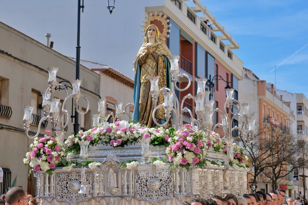 El sol acompaña el Camino del Calvario en una mañana multitudinaria de Viernes Santo