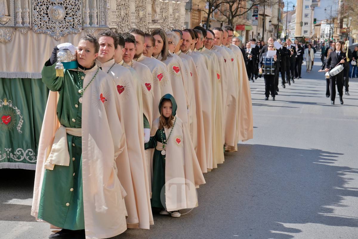 El sol acompaña el Camino del Calvario en una mañana multitudinaria de Viernes Santo