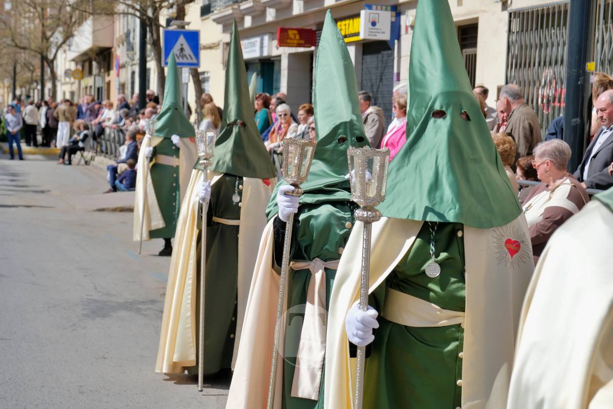 El sol acompaña el Camino del Calvario en una mañana multitudinaria de Viernes Santo